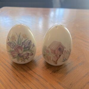 Salt and pepper shakers. Country scene, unmarked, good pre-owned condition